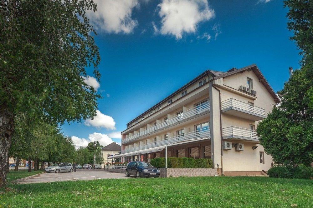 Hotel Macola Korenica Esterno foto